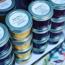 Holiday Countdown: 32 sleeps until the last farmers' market of 2018! Today's featured vendor: @sweettreepreserves <
>
Ever feel like you want to zhoosh up your jam collection a little? Lindsay at Sweet Tree Preserves can hook you up. She puts a twist on t